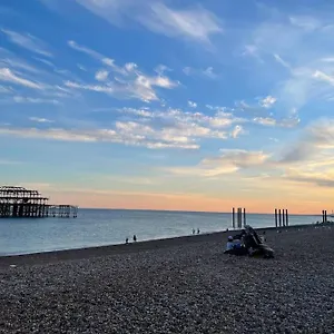 https://beautiful-house-with-free-on-st-parking.brighton-hotels-england.com