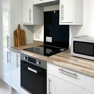 https://modern-flat-near-train-station-with-free-parking.cambridgehotelsuk.com